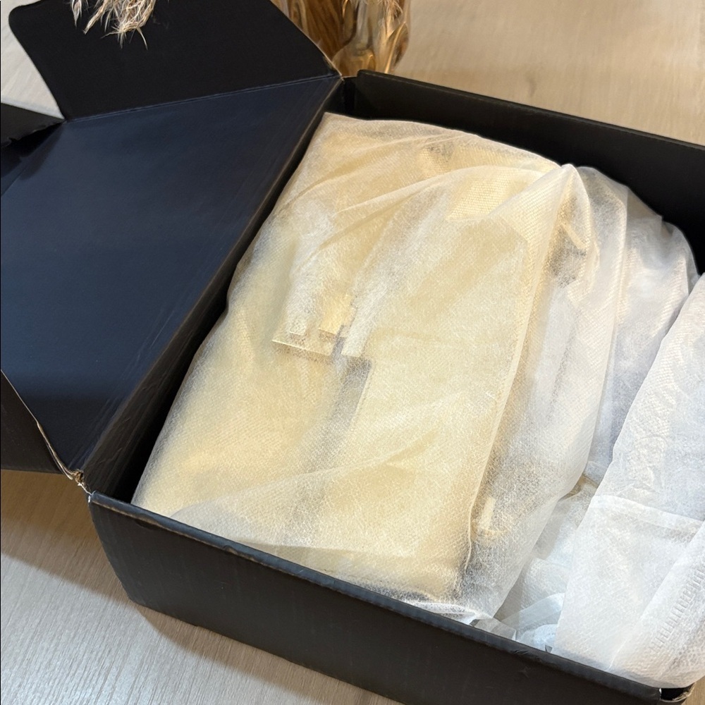 Gucci cream padlock bag with gold Accents. With box and dust bag . - Picture 15 of 16